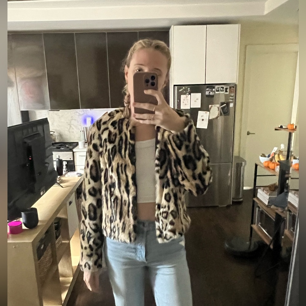 Fuzzy leopard jacket! - Picture 3 of 5